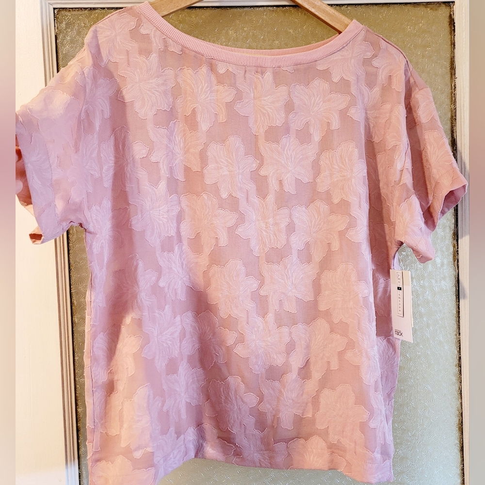 NWT-❤️Nordstrom Rack-Dusty Rose-Short Sleeve-Flower Textured deatail Top-Medium